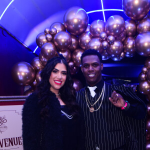 MC Kekel e a esposa, Sabrina, comparecem em festa de Mirella