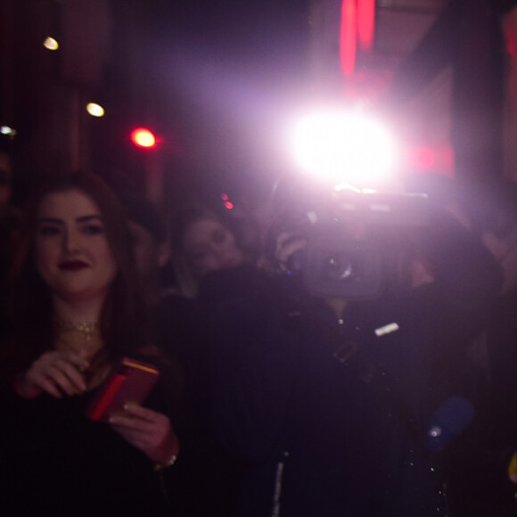 Gabi Prado também ganhou selinho de Mirella em festa