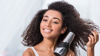 Secador de cabelo: um guia completo para escolher o ideal para sua rotina de beleza sem errar na compra