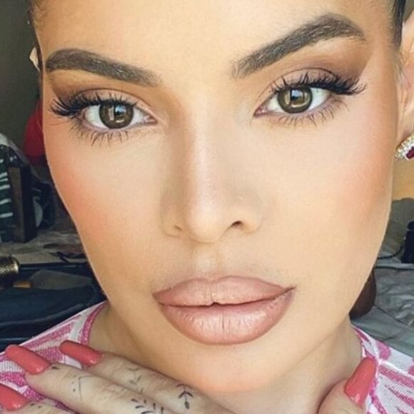 Gkay se chateia com fãs após ligação para a mãe