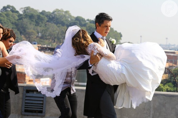 Em 'Loucas Pra Casar', Ingrid Guimarães interpreta Malu, louca para subir ao altar com o namorado, Samuel (Márcio Garcia). Atores gravam cena no longa