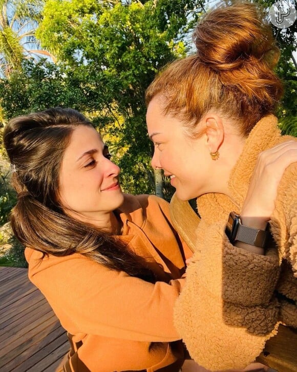 Fernanda Souza e Eduarda Porto assumiram o namoro com uma postagem no Instagram da atriz