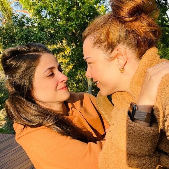 Fernanda Souza e Eduarda Porto assumiram o namoro com uma postagem no Instagram da atriz