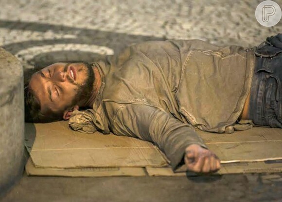 Sem dinheiro e trabalho, Leonardo (Klebber Toledo) foi morar nas ruas