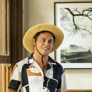 Novela 'Pantanal': Mariana (Selma Egrei) liga para Zaquieu (Silvero Pereira) após o pedido de José Leôncio (Marcos Palmeira), o fazendeiro quer se desculpar pela maneira como o ele foi tratado pelos peões da fazenda
 