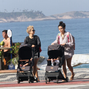 Nanda Costa e Lan Lanh foram à praia na Zona Sul da cidade com as filhas, as gêmeas Tiê e Kim, de 8 meses