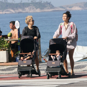 Nanda Costa e Lan Lanh andaram com as filhas gêmeas em seus carrinhos pelo calcadão da orla