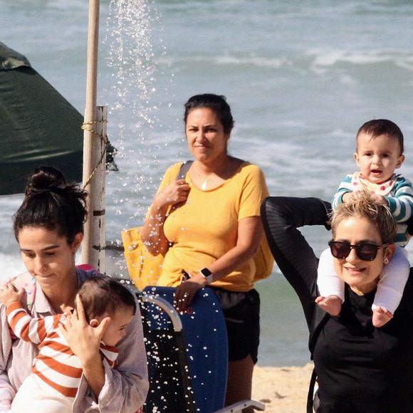 Nos flagras as filhas gêmeas de Nanda Costa e Lan Lanh surgiram sorridentes