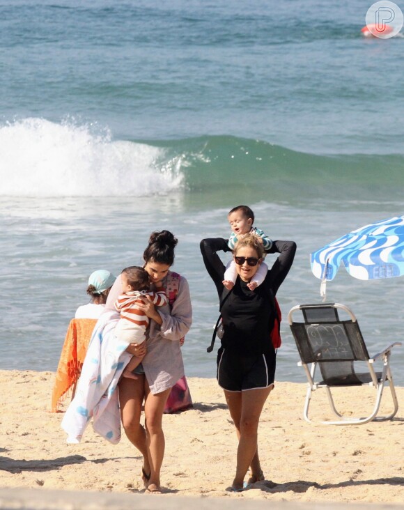 Nanda Costa e Lan Lanh passearam com as filhas gêmeas na areia