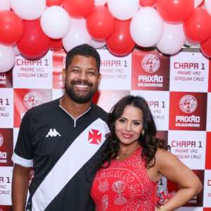 Os papais do Joaquim! Viviane Araujo e Guilherme Militão posam juntos em evento do Salgueiro