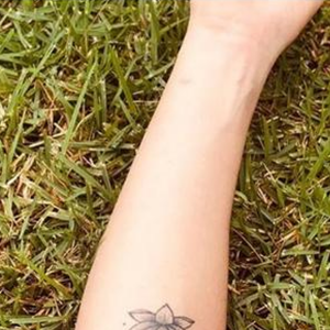 Tatuagens de Paolla Oliveira: atriz também traz uma flor no antebraço