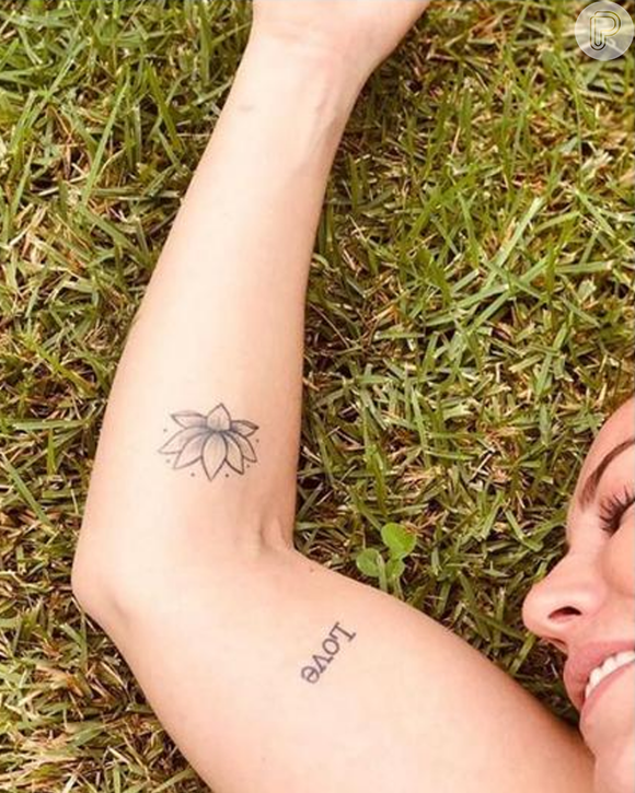Tatuagens de Paolla Oliveira: atriz também traz uma flor no antebraço
