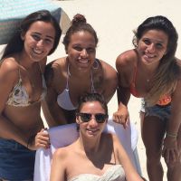 Durante tratamento na coluna, Lais Souza curte praia de biquíni com Jade Barbosa