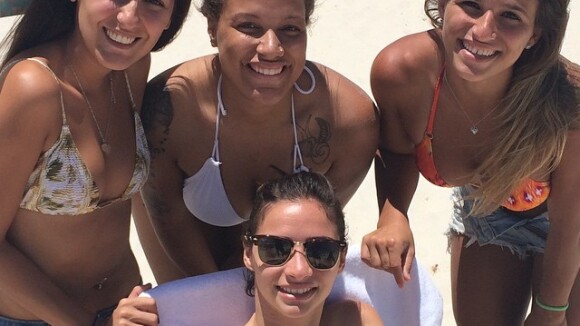 Durante tratamento na coluna, Lais Souza curte praia de biquíni com Jade Barbosa