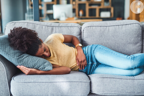 Alguns sintomas da endometriose são dor forte no pé da barriga, alteração no padrão urinário e intestinal e sangramentos na urina