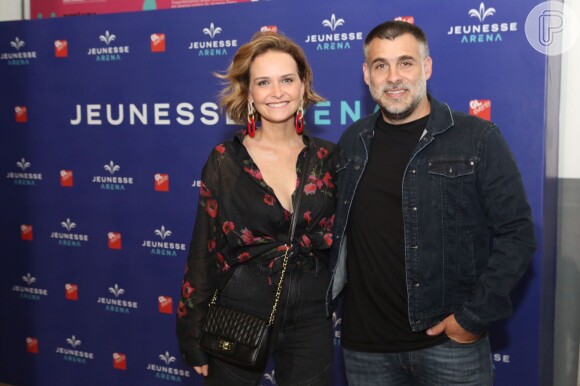 O casal Fernanda Rodrigues e Raoni Carneiro prestigiou o show os 25 anos do Jota Quest