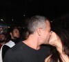 Malvino Salvador e Kyra Gracie trocaram beijos durante o show os 25 anos do Jota Quest