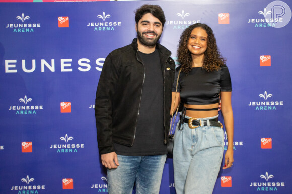 Aline Dias foi com o marido, Rafael Cupello, ao show dos 25 anos do Jota Quest
