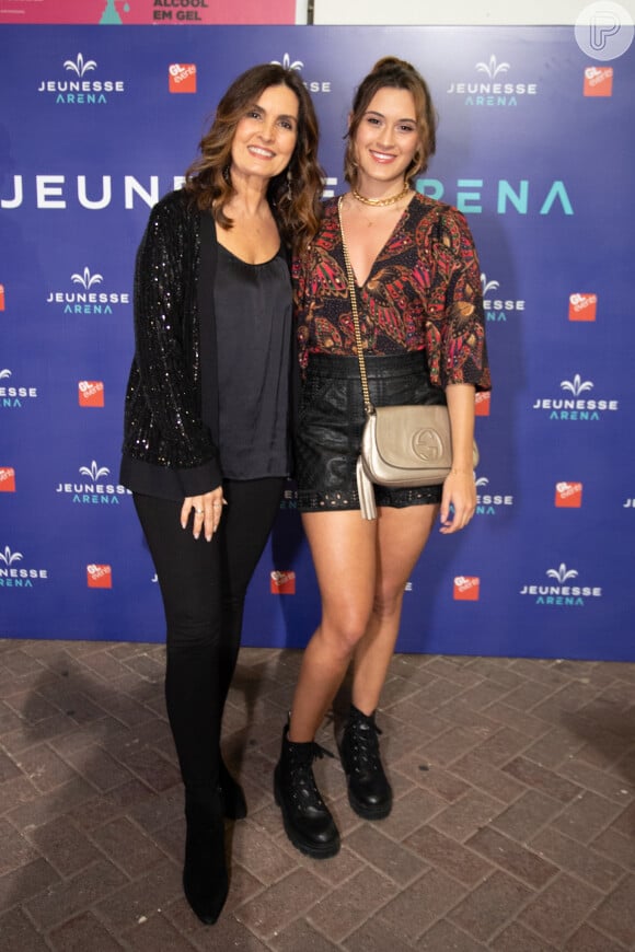 Fátima Bernardes foi com a filha Beatriz ao show dos 25 anos do Jota Quest
