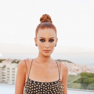 Marina Ruy Barbosa optou por vestido curto com aplicações metalizadas para casamento de Luma Costa