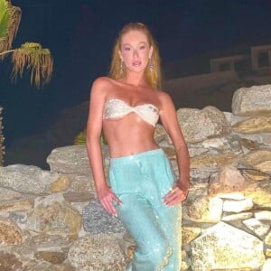 Look todo brilhante de Marina Ruy Barbosa é composto por top branco e calça azul