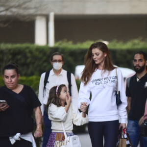 Cintia Dicker tem ótima convivência com Liz, uma dos três filhos de Pedro Scooby