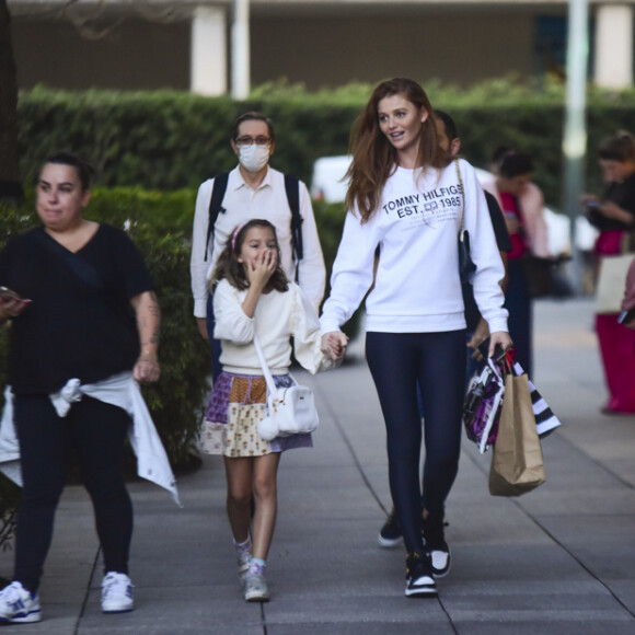Cintia Dicker e Liz foram clicadas em um shopping na capital paulista