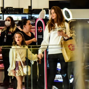Cintia Dicker foi fotografada com Liz, filha de Pedro Scooby e Luana Piovani, num shopping em SP