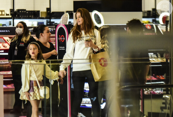 Cintia Dicker foi fotografada com Liz, filha de Pedro Scooby e Luana Piovani, num shopping em SP