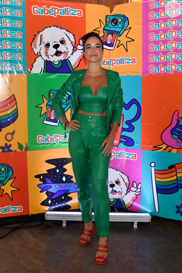 De verde, Mia Mello coloriu a festa de estética emo