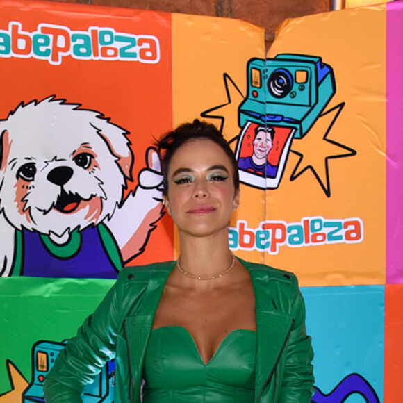 De verde, Mia Mello coloriu a festa de estética emo