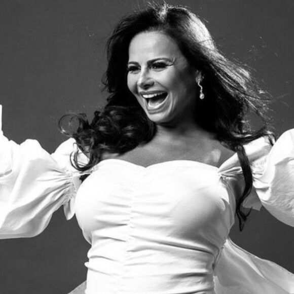 Viviane Araujo posta foto inédita de ensaio de grávida