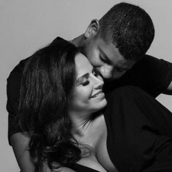 Grávida de 7 meses, Viviane Araújo mostra o barrigão ao lado do marido