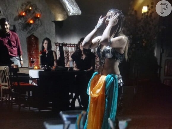 A dedicação de Bianca para a tradicional dança dos véus encanta a todos, menos Sarila (Betty Gofman), a sogra de Zyah