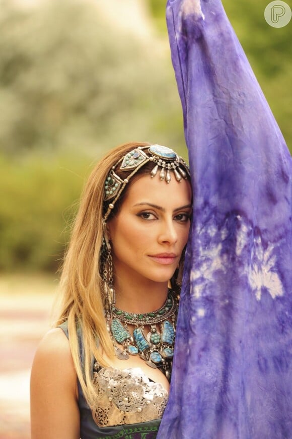 Bianca se habitua à cultura turca para viver no país, em 'Salve Jorge'