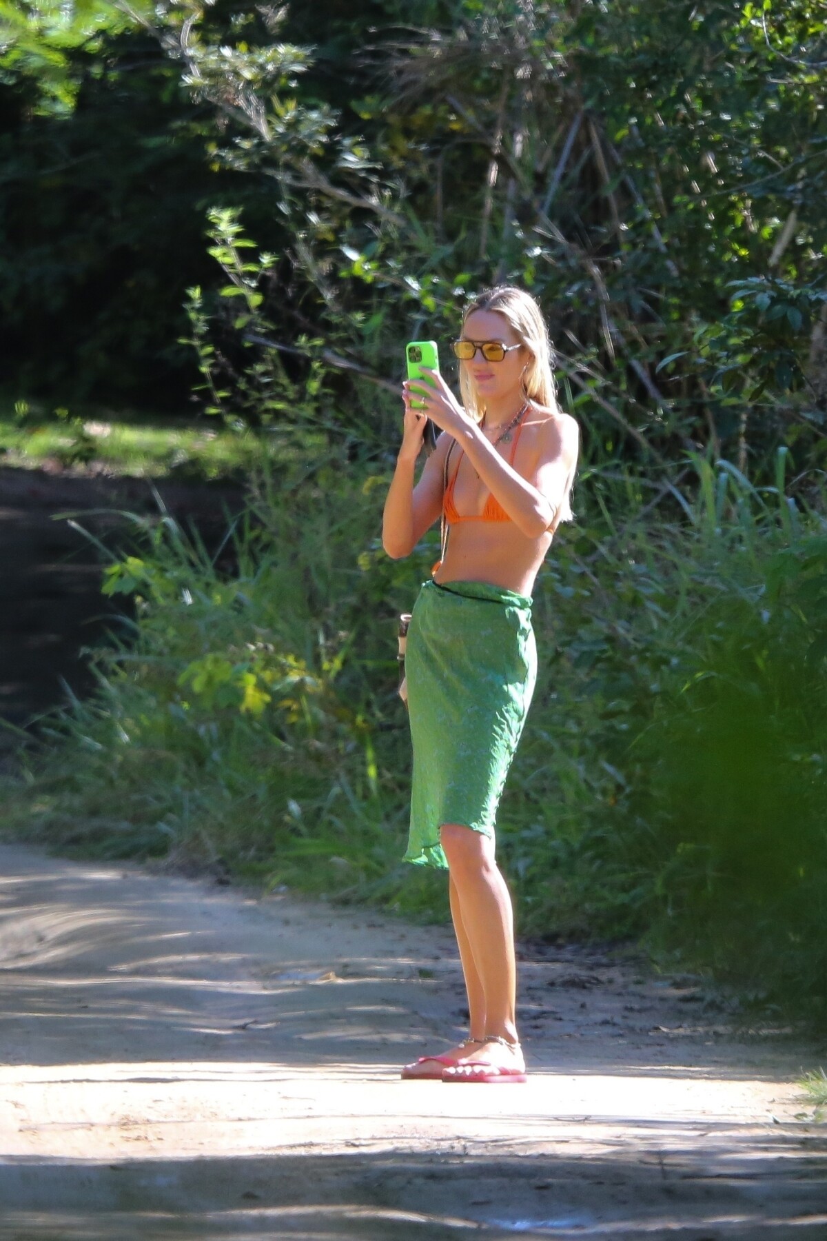 Foto Biqu ni Laranja De Candice Swanepoel Pe a De Beachwear Foi Foto Biqu ni Laranja De Candice Swanepoel Pe a De Beachwear Foi