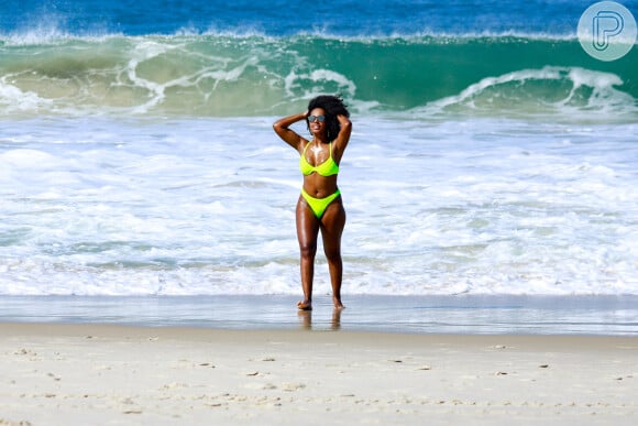 Biquíni verde neon é aposta descontraída e cheia de estilo para dias de praia: inspire-se no outfit de Carol Novaes, de 'Casamento Às Cegas Brasil'
