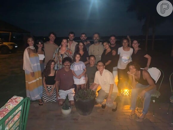 Guito ao lado de parte do elenco da novela 'Pantanal' em foto do dia do seu aniversário, 21 de novembro de 2022
