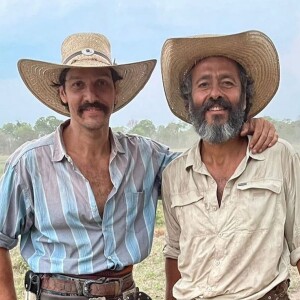 Foto de bastidor da novela 'Pantanal' reúne Guito e Marcos Palmeira