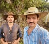 Guito e Gabriel Sater em foto no intervalo de gravação da novela 'Pantanal', na qual vivem o Tibério e o Trindade