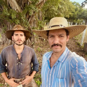 Guito e Gabriel Sater em foto no intervalo de gravação da novela 'Pantanal', na qual vivem o Tibério e o Trindade