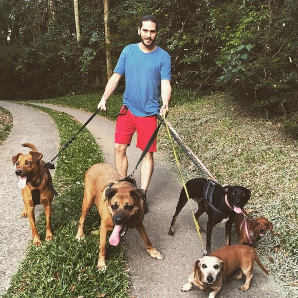 Gabriel Sater tem outra paixão além da música: cachorros