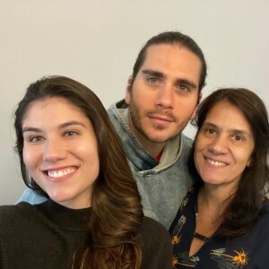 Gabriel Sater, o Trindade de 'Pantanal', faz foto com a mãe e a irmã