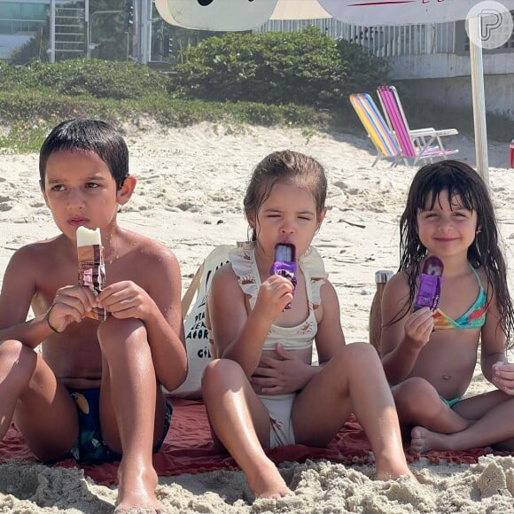 Filhos de Guito, Heitor e Lara, ao lado de Bela, filha de José Loreto e Debora Nascimento em dia na praia
