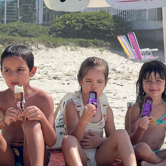 Filhos de Guito, Heitor e Lara, ao lado de Bela, filha de José Loreto e Debora Nascimento em dia na praia