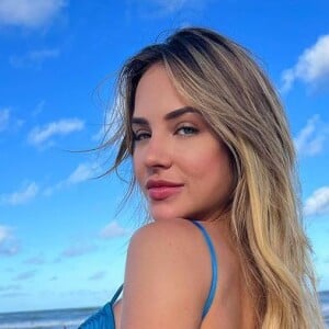 Após ser cotada para 'A Fazenda 2022', Gabi Martins posa com biquíni fio-dental
 
