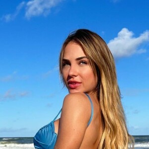 "Aaaaaaaa que obra de arte esse Bumbum ROUND gluteo", escreveu uma médica