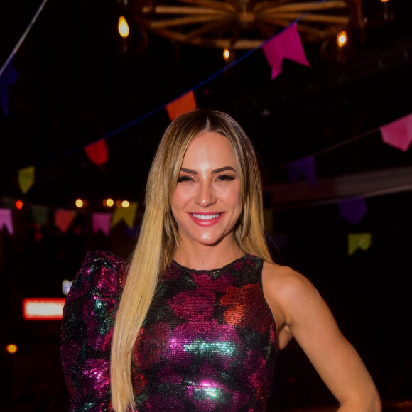Gabi Martins elege vestido justíssimo para curtir o show do ex-namorado, Tierry
