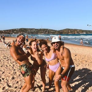 Larissa Manoela e André Luiz Frambach também estavam com amigos na praia