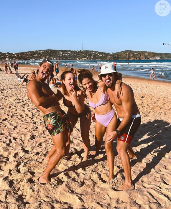 Larissa Manoela e André Luiz Frambach também estavam com amigos na praia